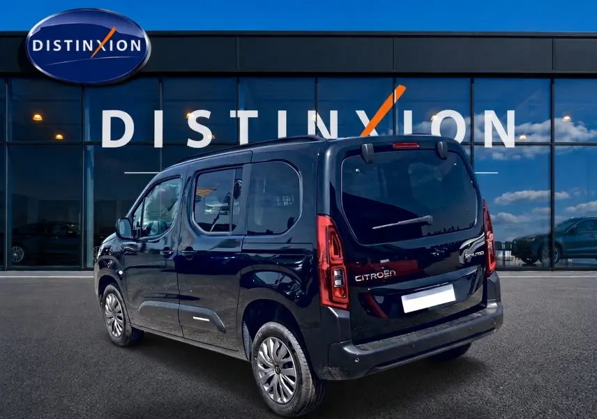 Vue 3/4 arrière droite du Citroën Berlingo noir avec vitres teintées et feux arrière verticaux LED.