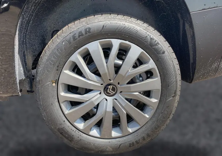 Gros plan sur la roue avant gauche noire d'un Citroën Berlingo 2026 avec jante alu et pneu Goodyear.
