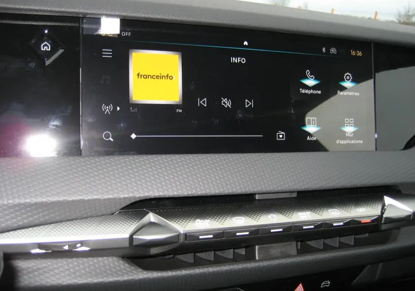 Vue rapprochée de l'écran tactile central et de la console de la DS4 II Pallas 2024 gris platinium, affichant les commandes multimédia et climatisation.