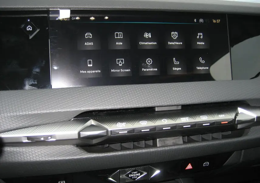 Vue rapprochée de la console centrale du DS4 2024 gris platinium, mettant en valeur l'écran tactile et les commandes de climatisation.