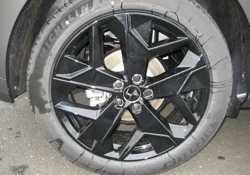 Gros plan sur la jante noire brillante au design géométrique du DS4 II Pallas gris platinium de 2024.