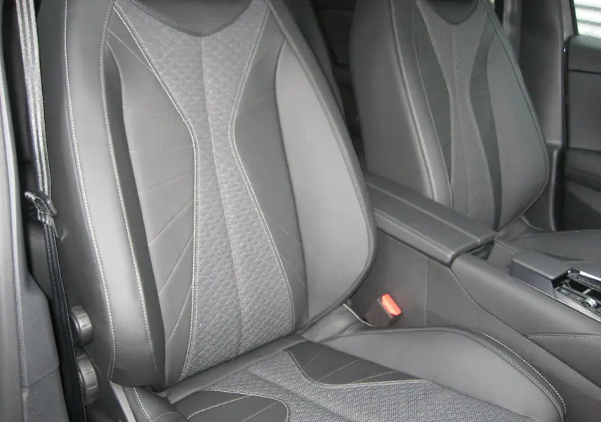 Gros plan sur les sièges avant en cuir gris du DS4 II PALLAS 2024, mettant en valeur leur design et finitions soignées.