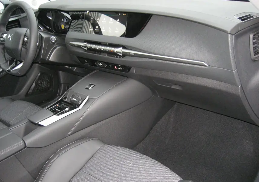Intérieur avant droit du DS4 2024 en gris, avec tableau de bord moderne et console centrale épurée en cuir.