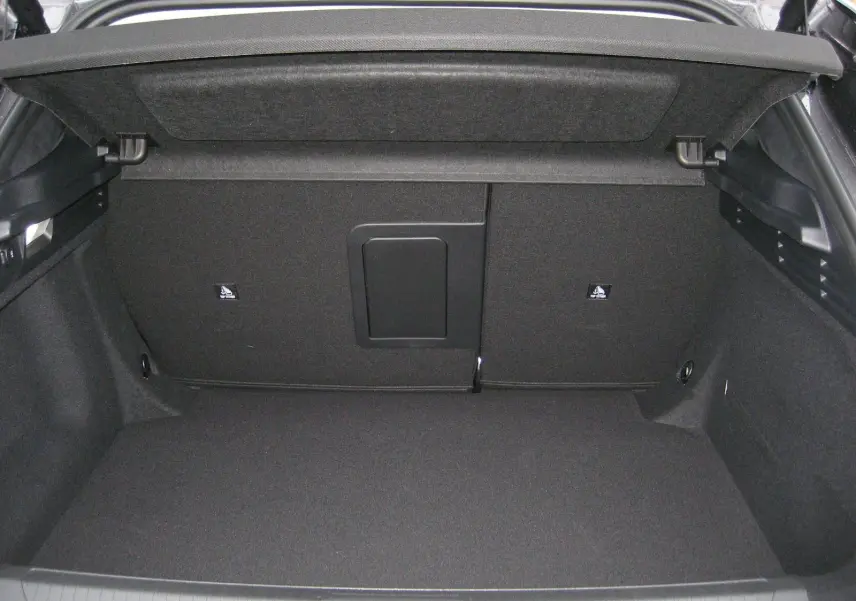 Coffre ouvert de la DS4 II Pallas gris platinium, montrant un espace de chargement propre et bien agencé.