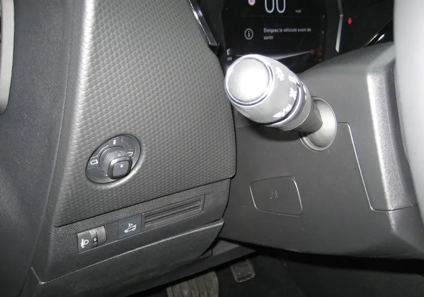 Détail intérieur côté gauche du tableau de bord du DS4 gris platinium 2024, avec commandes d'éclairage et rétroviseurs.