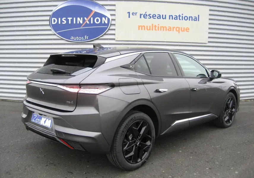 DS4 II Pallas gris platinium vue 3/4 arrière droit, jantes noires et feux arrière LED distinctifs visibles.