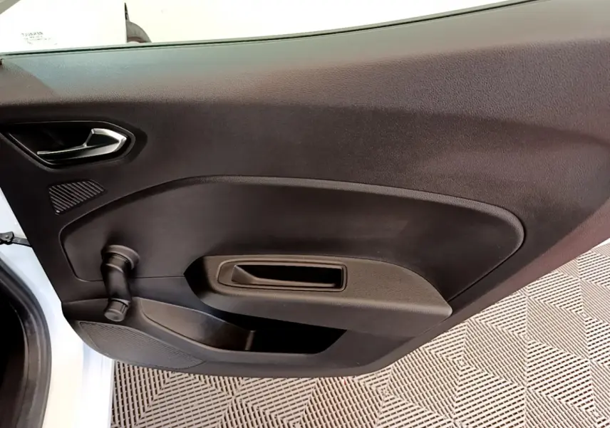 Vue rapprochée de la porte côté gauche noire de la Renault Clio Business blanche, avec manivelle de vitre manuelle.