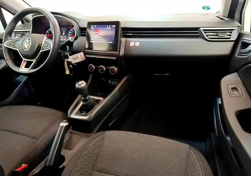 Intérieur avant de la Renault Clio Business 2021, vue du tableau de bord et volant avec écran tactile central et levier de vitesse manuel.