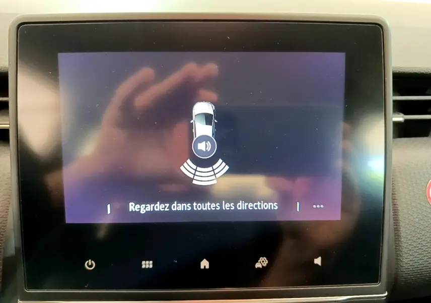 Écran tactile central affichant l'alerte de capteurs de distance sur Renault Clio Business blanc, vue intérieure frontale.