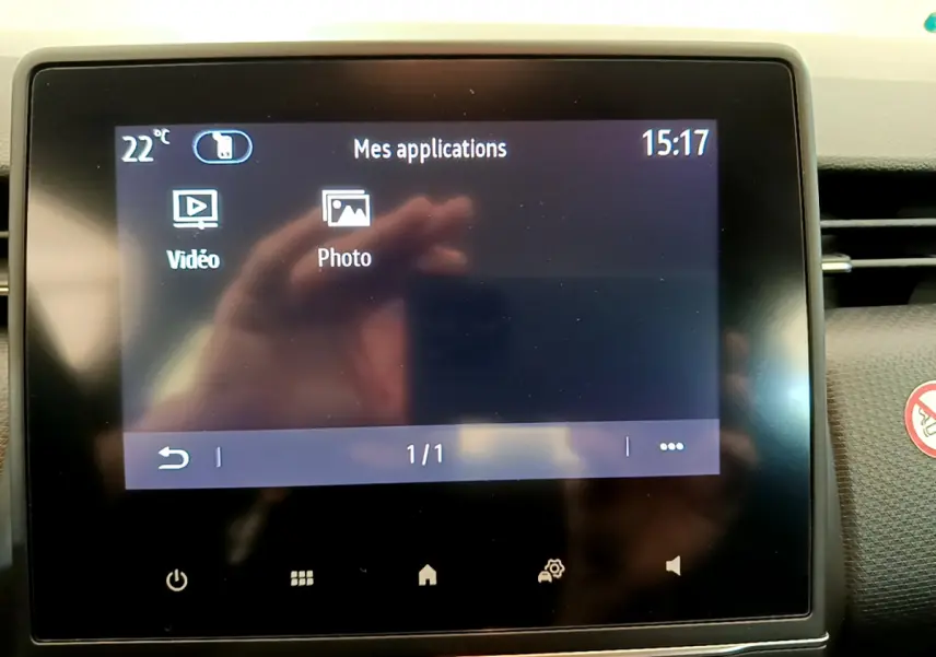 Écran tactile central de la Renault Clio Business blanc 2021 affichant les applications vidéo et photo à 15h17.