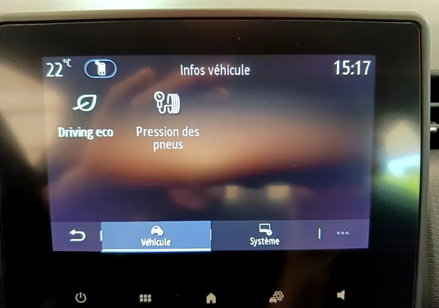 Écran tactile central de la Renault Clio Business blanc, affichant la pression des pneus et le mode Driving eco à 15h17