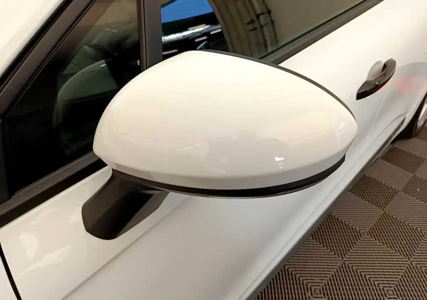 Rétroviseur droit blanc de la Renault Clio Business SCe 65 2021, vue rapprochée côté conducteur.