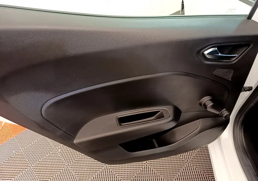 Vue rapprochée de la porte avant droite noire de la Renault Clio Business blanche, avec poignée et manivelle de vitre manuelle.