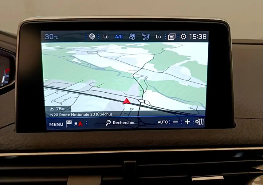 Écran tactile central du Peugeot 3008 Puretech 130 S&S Active 2020 affichant la navigation GPS en intérieur.
