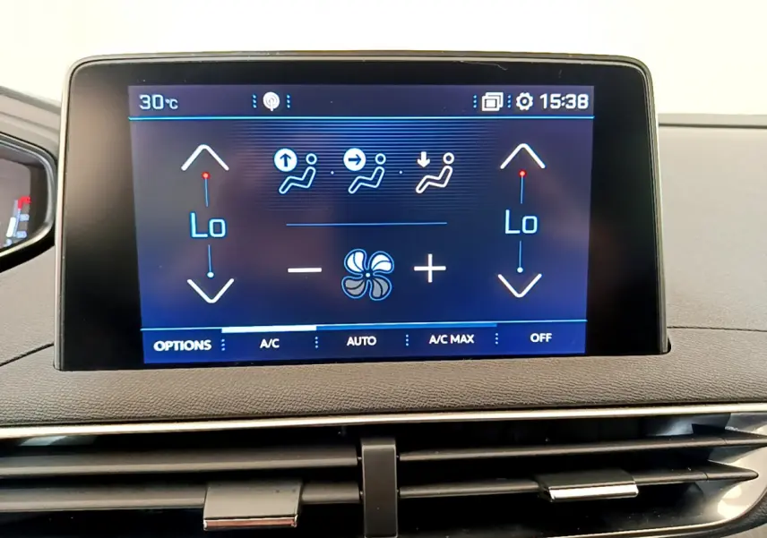 Écran tactile central affichant la climatisation bi-zone dans l’habitacle d’un Peugeot 3008 gris foncé.