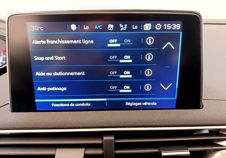 Écran tactile central du tableau de bord du Peugeot 3008 gris foncé, affichant les réglages d'aide à la conduite.