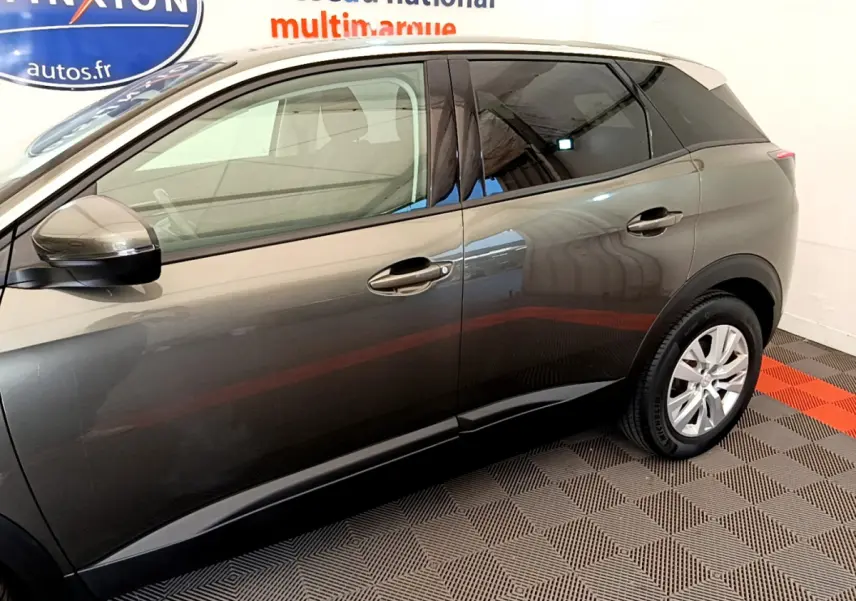 Vue latérale côté gauche du Peugeot 3008 gris foncé, mettant en valeur les lignes épurées et les jantes alliage.