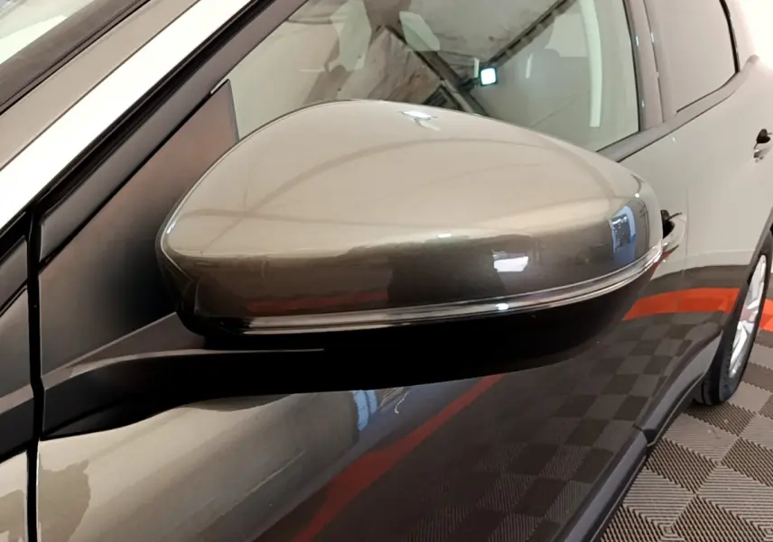 Rétroviseur côté gauche gris foncé du Peugeot 3008 Puretech 130 S&S ACTIVE 2020, vue rapprochée en intérieur.
