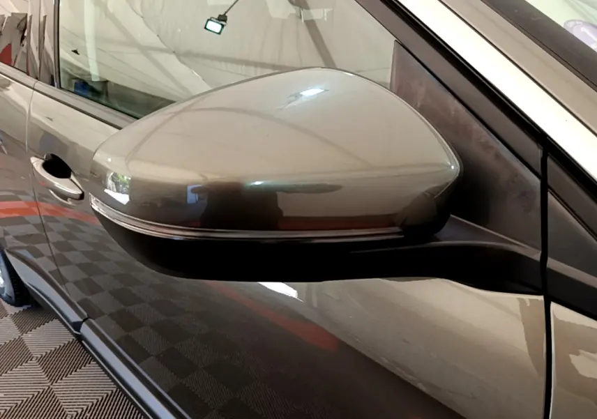 Rétroviseur côté conducteur gris foncé du Peugeot 3008 Puretech 130 S&S Active 2020, vue rapprochée en intérieur.