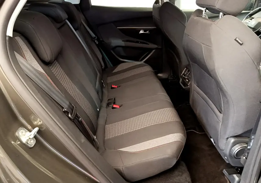 Vue intérieure côté gauche sur la banquette arrière noire avec motifs gris du Peugeot 3008 Puretech 130 S&S Active 2020.