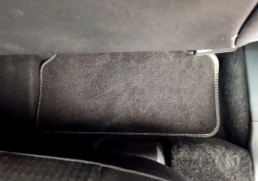 Vue rapprochée du tapis de sol gris foncé côté passager arrière du Peugeot 3008 Puretech 130 S&S Active 2020.