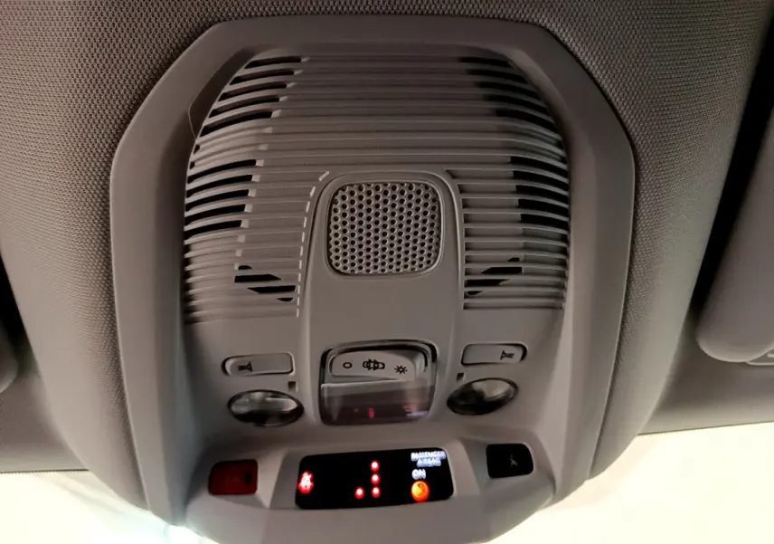 Vue en gros plan du plafonnier gris clair avec commandes d’éclairage et affichage digital du Peugeot 3008 2020 intérieur.