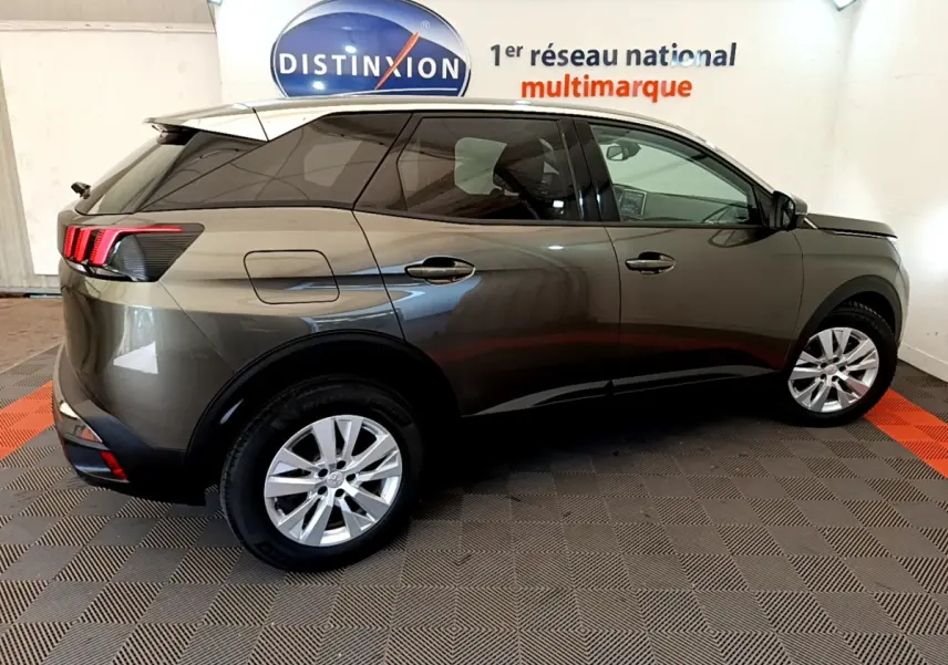 Peugeot 3008 Puretech 130 S&S Active gris foncé vu de profil droit en intérieur avec feux arrière à LED distinctifs.