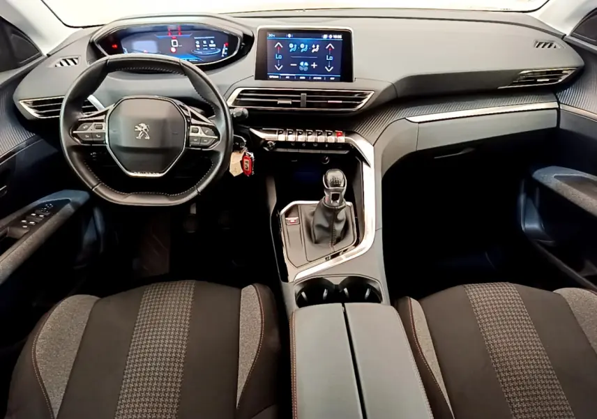 Vue intérieure avant du Peugeot 3008 Puretech 130 S&S Active 2020, tableau de bord moderne avec écran tactile et volant cuir multifonctions.
