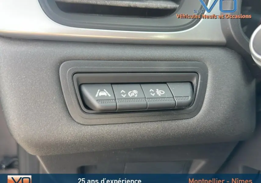 Gros plan sur les commandes d'assistance à la conduite du tableau de bord du Renault Captur gris TCe 100 Business 2020.