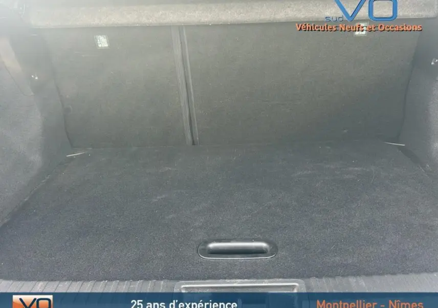 Vue intérieure du coffre spacieux et propre du Renault Captur gris TCe 100 Business de 2020, sans chargement visible.