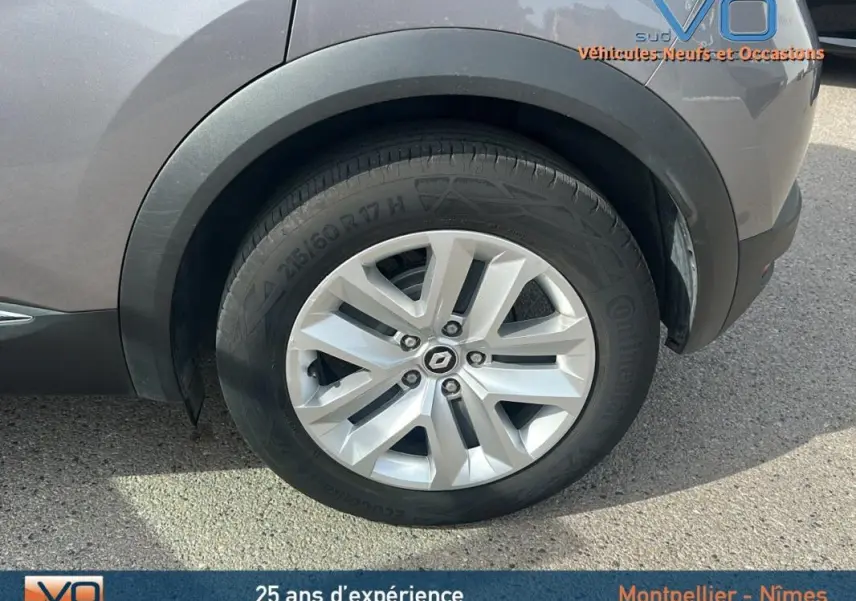 Gros plan sur la roue avant droite gris clair du Renault Captur TCe 100 Business 2020 avec jante alliage et logo Renault au centre.