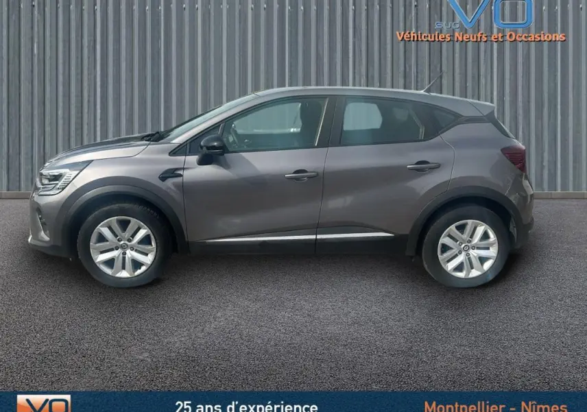 Profil côté gauche d'un Renault Captur gris 2020 TCe 100 Business, avec jantes alliage et rétroviseurs noirs.
