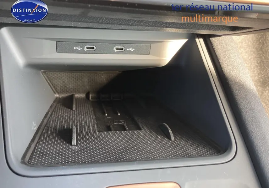 Vue rapprochée de la console centrale noire du CUPRA Formentor 2025 avec double port USB-C intégré.