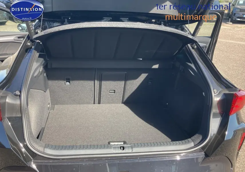 Coffre ouvert vu de l'arrière d'une CUPRA Formentor noir midnight, montrant l'espace de chargement vide.