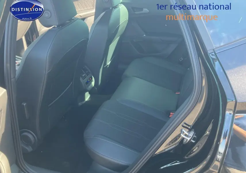 Vue côté gauche arrière sur l'intérieur noir midnight de la banquette et des sièges avant du CUPRA Formentor 2025 hybride.