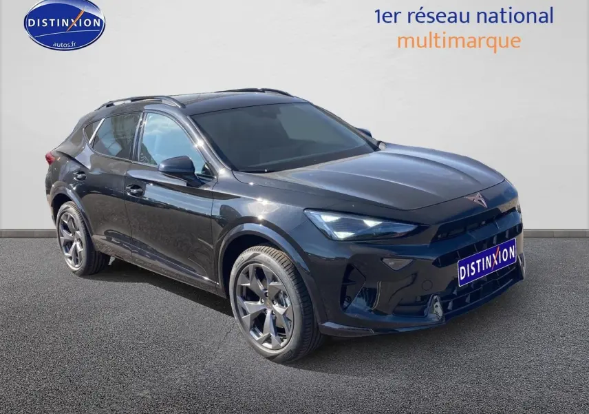 SUV CUPRA Formentor noir midnight en 3/4 avant droit avec jantes alu et barres de toit visibles.