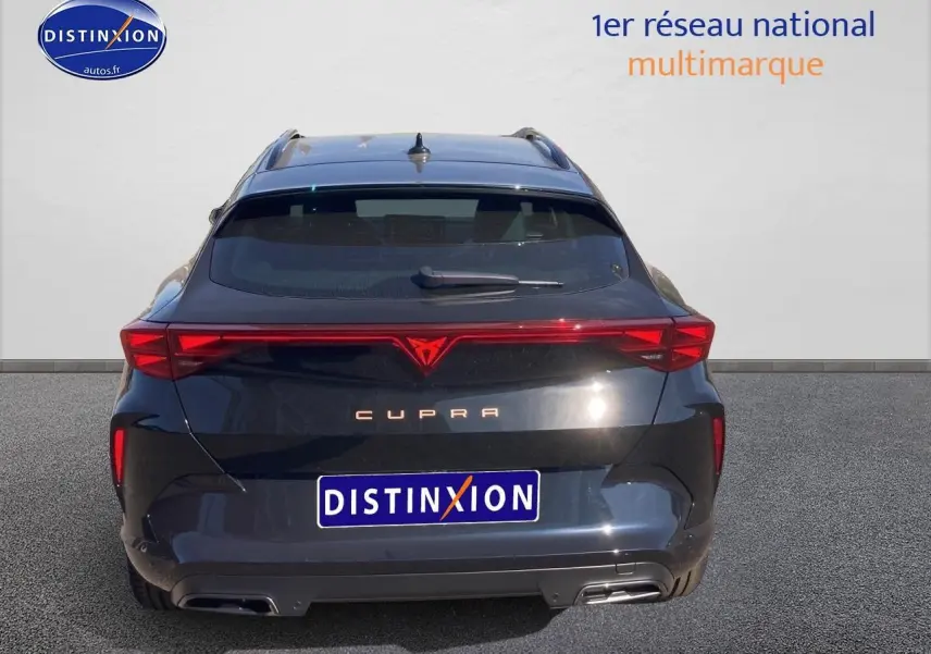 Vue arrière d'une CUPRA Formentor noir midnight avec feux LED reliés et double sortie d'échappement.