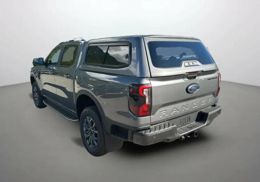 Ford Ranger Wildtrak gris carbone vu 3/4 arrière droit avec hard-top et jantes alu 18 pouces.