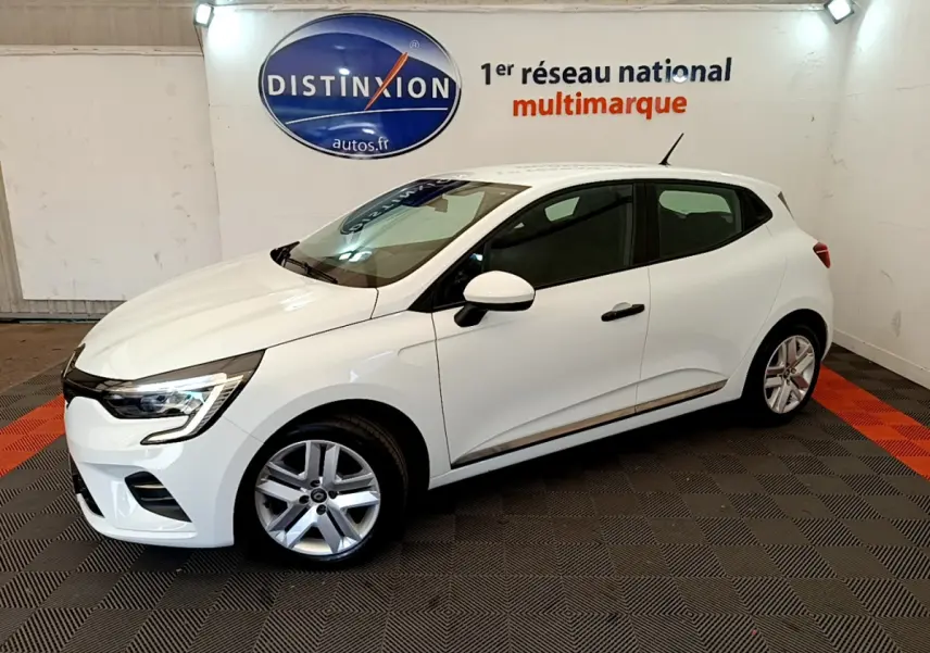 Renault Clio Business blanc vue de profil côté gauche dans un showroom avec logo Distinxion en arrière-plan.