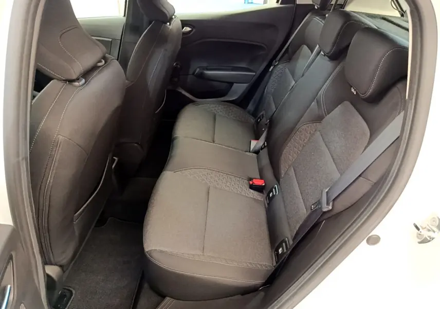Vue intérieure côté droit sur la banquette arrière noire de la Renault Clio Business SCe 65 blanche de 2021.