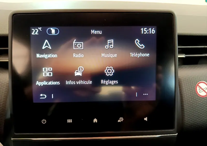 Écran tactile central de la Renault Clio Business blanc 2021 affichant menu navigation, radio, musique et téléphone.