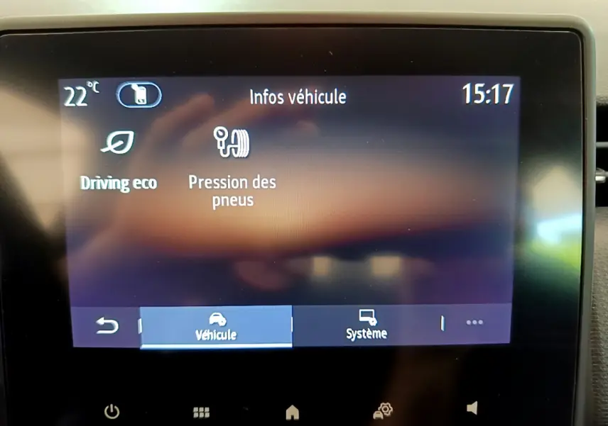 Écran tactile intérieur de la Renault Clio Business blanc montrant les infos véhicule avec pression des pneus et température à 22°C