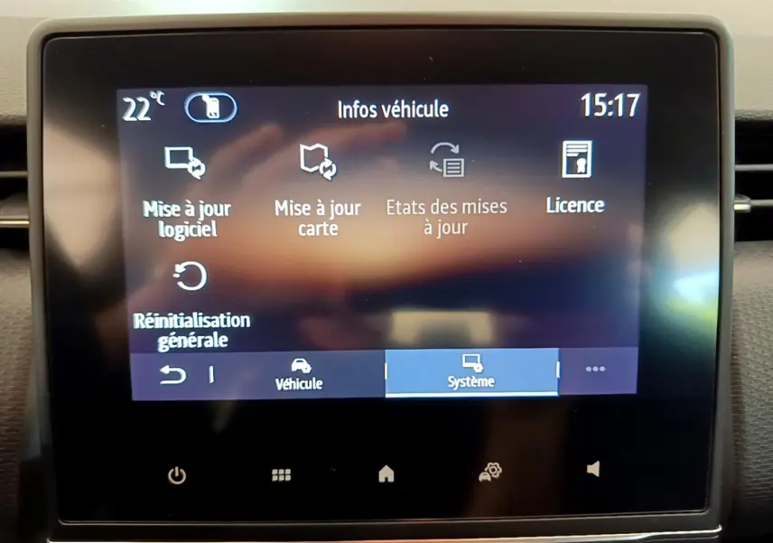 Écran tactile central de la Renault Clio Business blanc 2021 affichant le menu de mise à jour logiciel et carte.