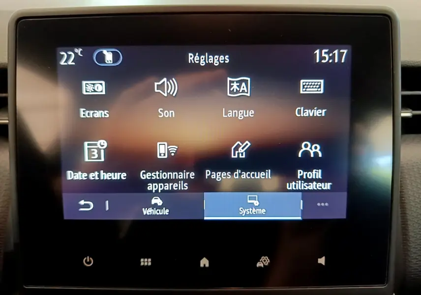 Écran tactile central de la Renault Clio Business blanche, affichant le menu Réglages du système à 15h17.