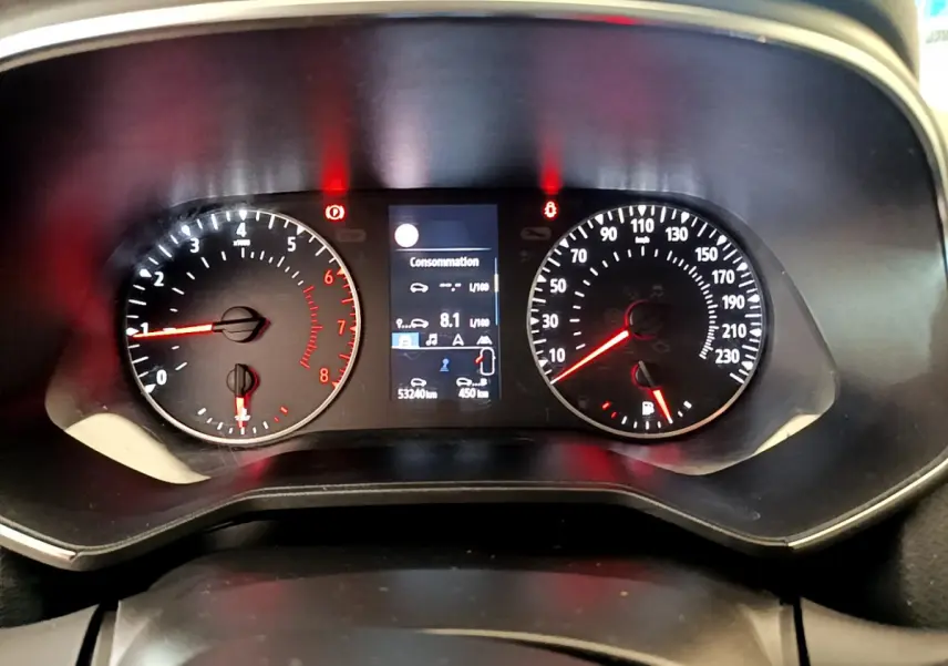 Tableau de bord de Renault Clio Business blanc 2021, affichage digital consommation et compteurs analogiques.