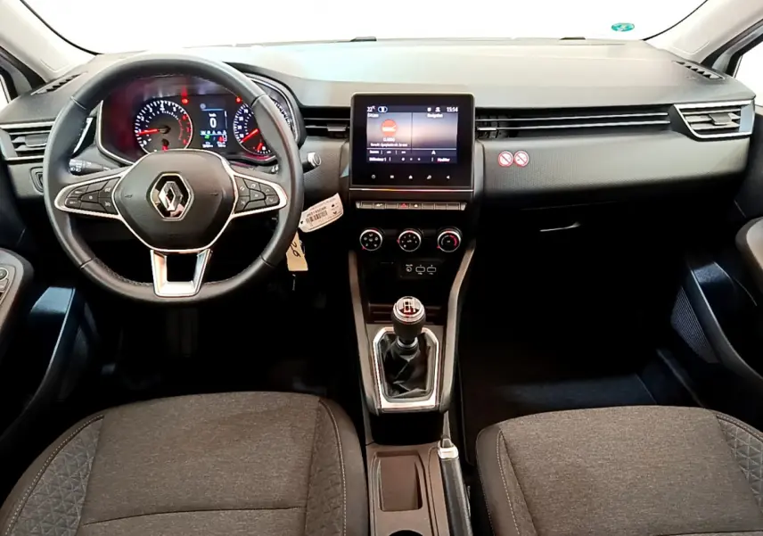 Vue intérieure avant de la Renault Clio Business 2021 avec tableau de bord noir, volant cuir multifonctions et écran tactile central.