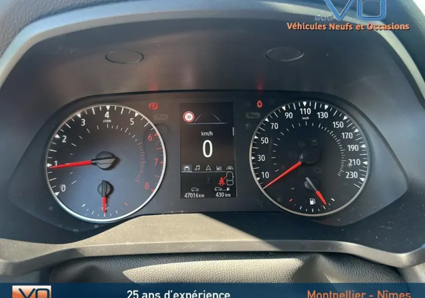 Tableau de bord du Renault Captur TCe 90 Business 2021, affichage digital et compteurs analogiques au repos.