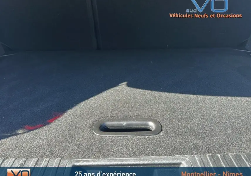 Gros plan sur le coffre vide du Renault Captur TCe 90 gris 2021, montrant la poignée d'ouverture intégrée.