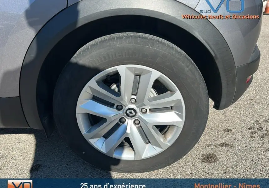Gros plan sur la roue avant droite gris argenté d’un Renault Captur TCe 90 Business 2021 gris.