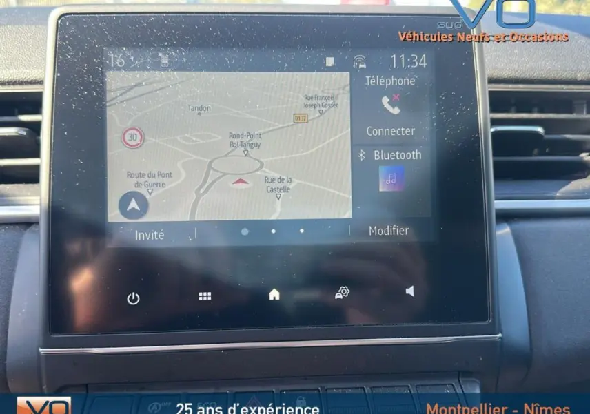 Écran tactile central du Renault Captur gris TCe 90 Business 2021 affichant la navigation et options Bluetooth.